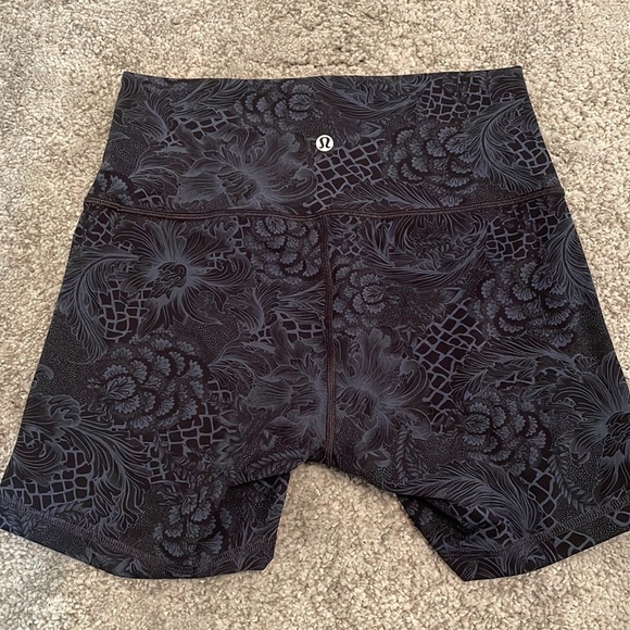 Lululemon wunder under 5 inch shorts - Picture 3 of 6